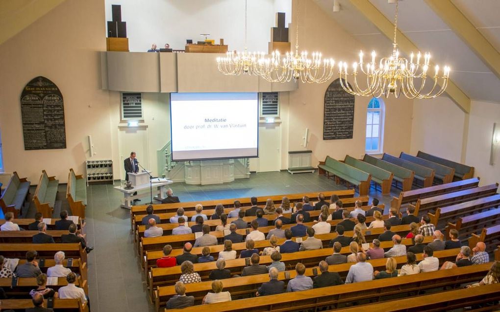 Rector prof. dr. W. van Vlastuin sprak vrijdagavond in de Sionskerk in Ridderkerk op de jaaropening van het Hersteld Hervormd Seminarie. beeld Cees van der Wal