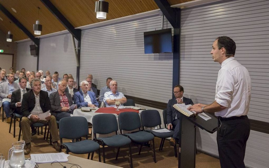 „Hoop is het onderscheidende kenmerk van de christen”, zei ds. J. J. ten Brinke gisteravond in Woerden. Hoop is datgene waar de wereld van opkijkt.” Op diverse plaatsen werden gisteren toerustingsbijeenkomsten voor ambtsdragers gehouden, belegd door de Ge