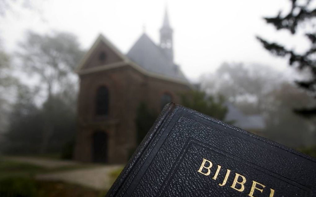 Een christen mag vertrouwen op Gods Woord: God heeft geschapen en Hij heeft dat in zes dagen gedaan. De wetenschap blijft daarbij per definitie op afstand staan, want een eenmalige gebeurtenis is door haar niet te onderzoeken. Dat de natuurwetenschap soms