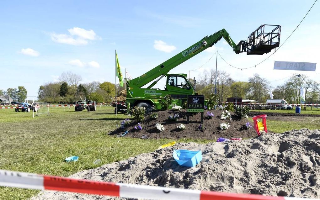 De hoogwerker die vorig jaar mei omviel in Oosterwolde, waarbij een persoon om het leven kwam. beeld ANP, Remko de Waal