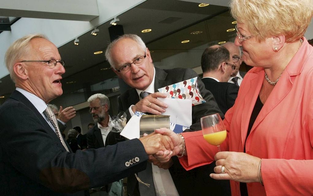 Prof. dr. F. G. Immink (midden) ontving vrijdag in Groningen vele felicitaties ter gelegenheid van zijn afscheid als hoogleraar homiletiek aan de Protestantse Theologische Universiteit (PThU).  beeld Harry Kannegieter