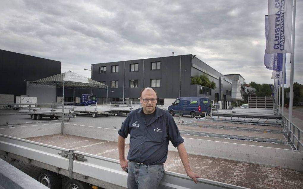 Marien Cluistra voor het pand in Veenendaal. beeld RD, Henk Visscher