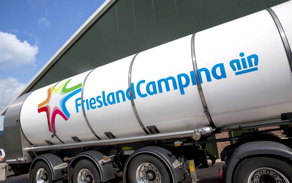 AMERSFOORT. FrieslandCampina geeft zijn boeren een vergoeding van 10 eurocent per liter als ze de melkproductie vrijwillig beperken. Foto: een zogeheten rijdende melkontvangst (melktankwagen) haalt melk op bij een veehouder. beeld FrieslandCampina