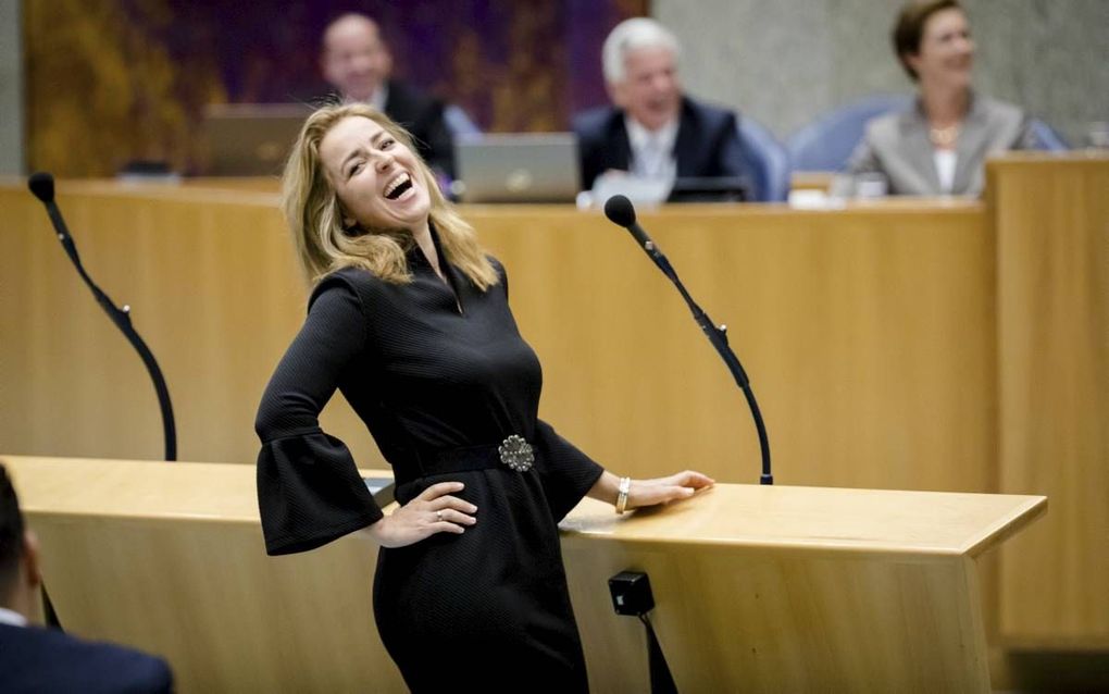 DEN HAAG. Marianne Thieme (PvdD) lacht om een grapje van Premier Mark Rutte tijdens de voortzetting van de Algemene Politieke Beschouwingen, die traditioneel volgen op Prinsjesdag. beeld ANP, Bart Maat