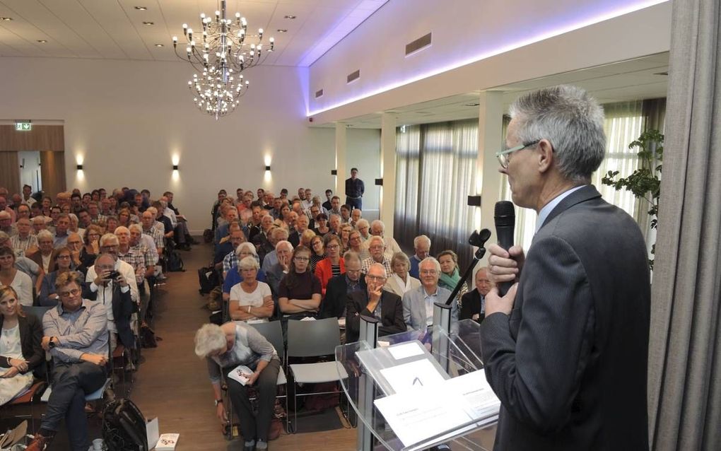 Dagvoorzitter Maarten Verkerk bij het symposium rond de presentatie van het boek Zonen & Dochters profeteren. beeld RD