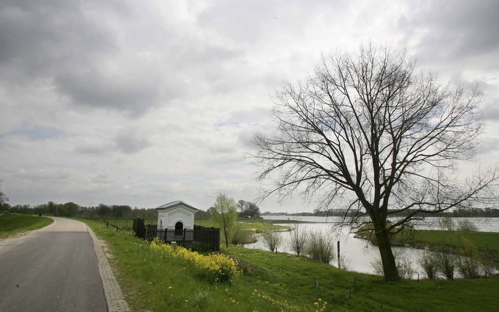 Bij het peilschaalhuisje van Herwijnen kwamen de arbeiders samen om problemen te bespreken. Beeld RD, Anton Dommerholt