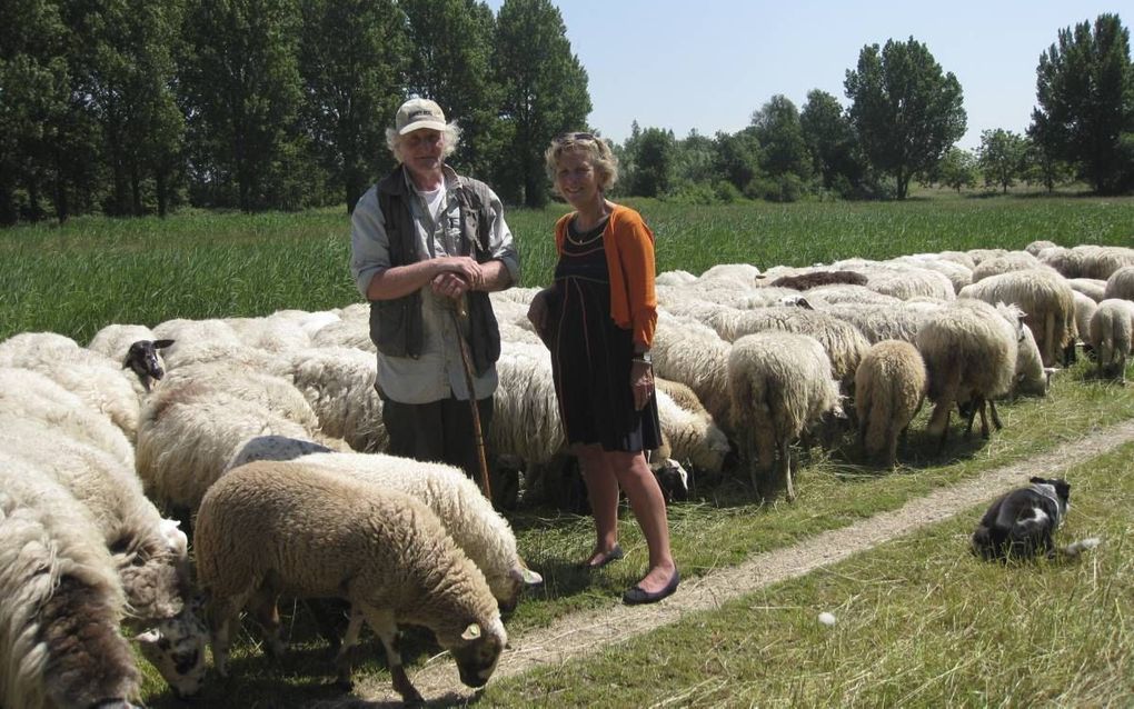 Streekherder Huug Hagoort met burgemeester Westerlaken-Loos van Lopik.  beeld André Bijl