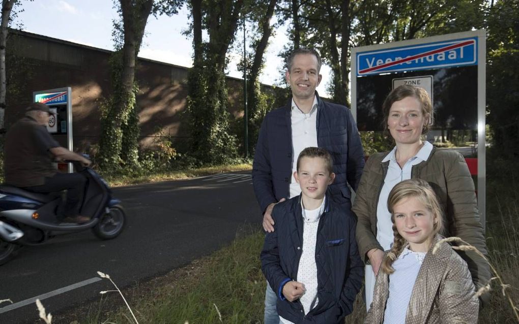 Martin en Angé Klerx met hun kinderen Lauren en Sophie bij een einde-bebouwdekombord van Veenendaal, dicht bij hun woning. beeld Herman Stöver