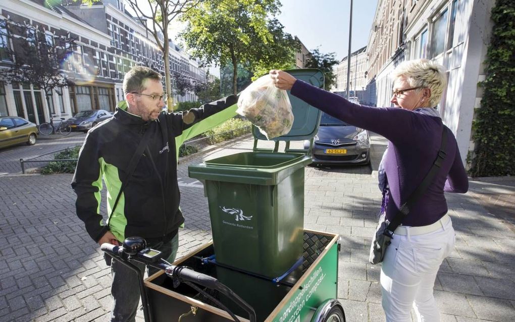 Rotterdam draait proef met een schillenboer. Marc Post koerst met zijn biobakfiets door de straten om gft-afval in te zamelen. Goed voor het milieu en de stedelijke portemonnee. beeld RD, Anton Dommerholt