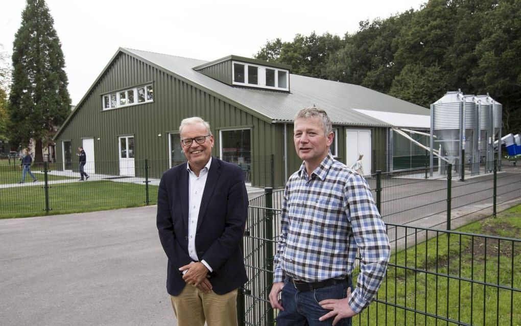 Betlehem (l.) en Duim bij het Poultry Innovation Lab in Barneveld, dat volgende maand wordt geopend. beeld RD, Anton Dommerholt