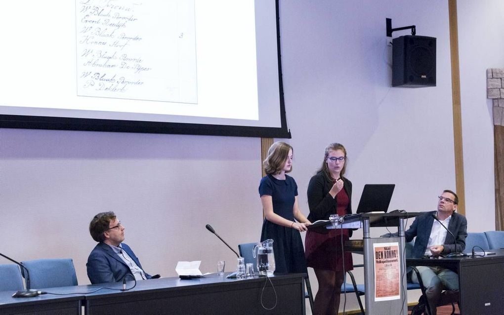 APELDOORN. In het pand van de Erdee Media Groep vond vrijdag een zogeheten Digibrondag plaats. V.l.n.r. dagvoorzitter prof. dr. Fred van Lieburg en VWO-leerlingen Nienke Groenewoud en Rilana van den Hoek van de Christelijke Scholengemeenschap Willem van O