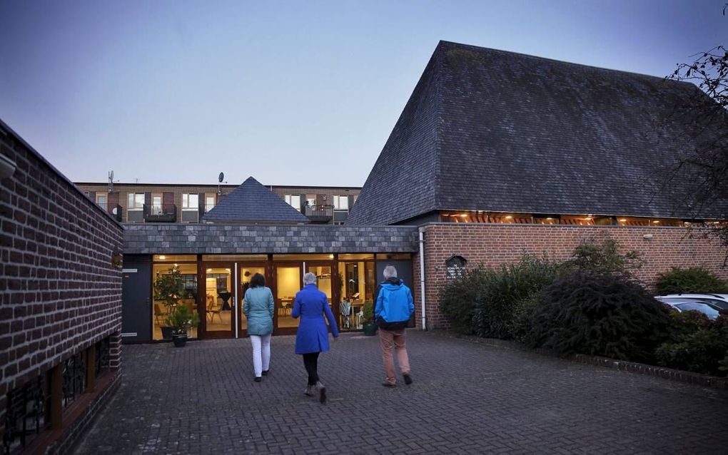 In De Schaapskooi, de kerk van de gereformeerde kerk vrijgemaakt van Amersfoort-Oost, had maandagavond een informatiebijeenkomst plaats nadat een omvangrijke misbruikzaak aan het licht was gekomen. beeld Jaco Klamer