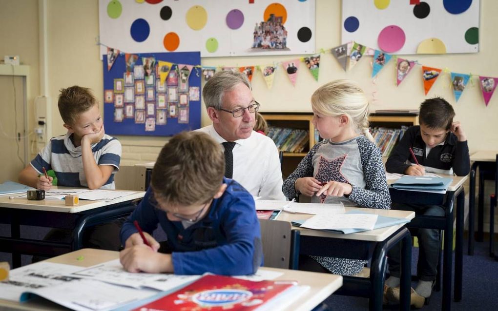 Meester Kardol in actie in groep 4 van de Eben-Haëzerschool in Elspeet. Kinderen op deze basisschool hebben van groep 4 tot en met groep 8 een meester. „Uniek.” beeld André Dorst