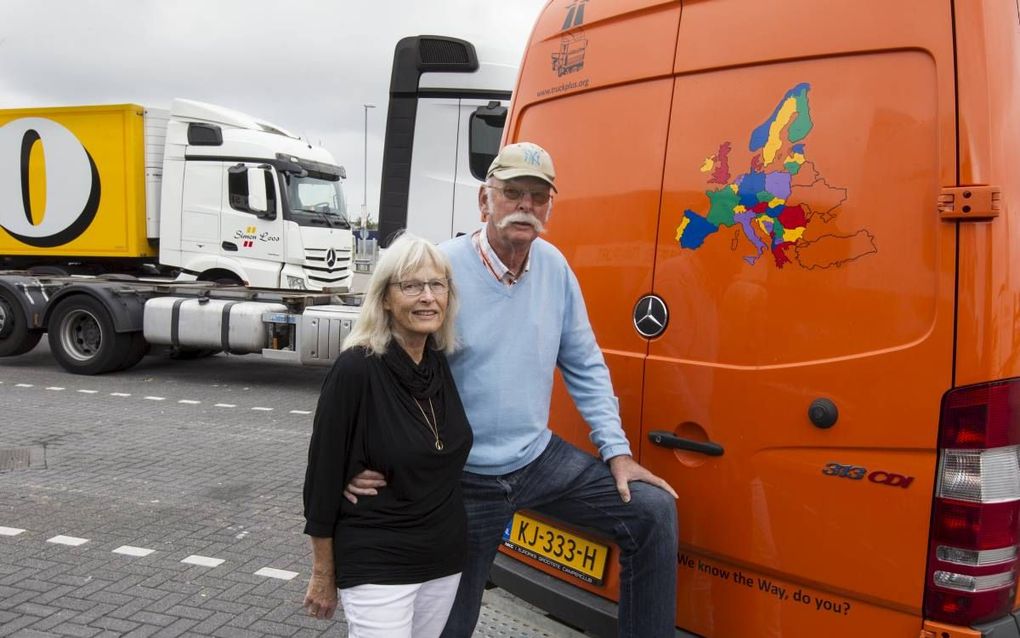 Het echtpaar Martien en Nita Stam evangeliseert onder truckes in Europa. „Zeker internationaal chauffeurs hebben best een eenzaam beroep.” beeld RD, Anton Dommerholt