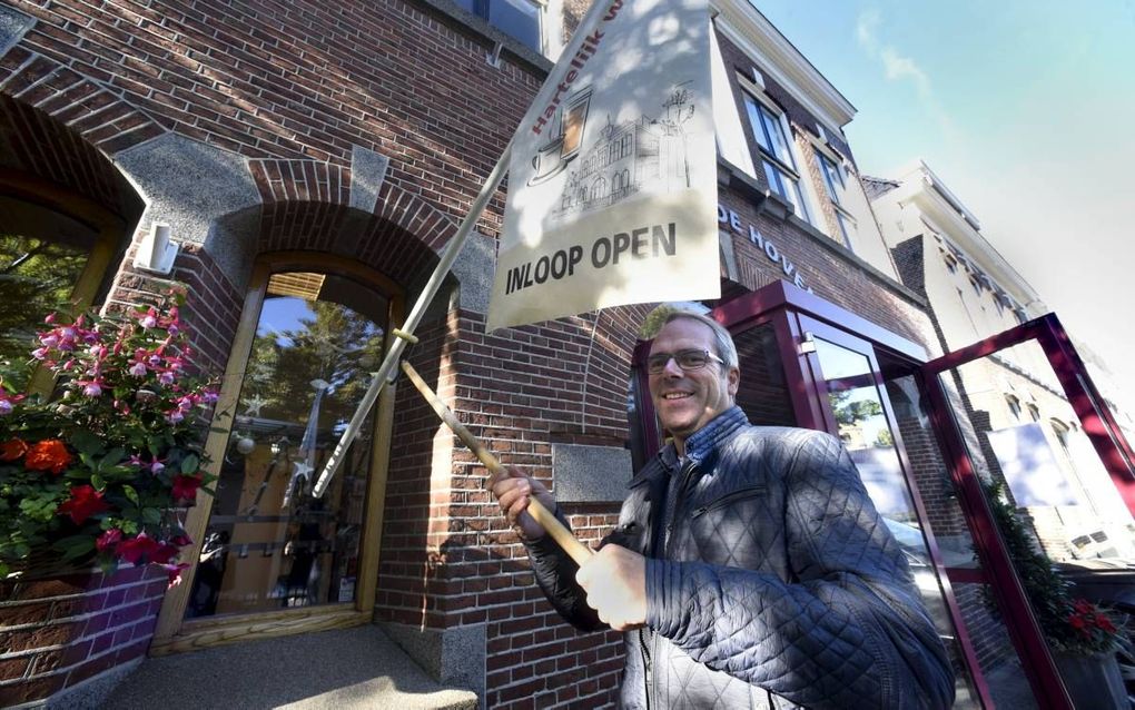 Evangelist Sam de Visser (54) bij 'zijn' inloophuis in Leeuwarden. beeld Marchje Andringa