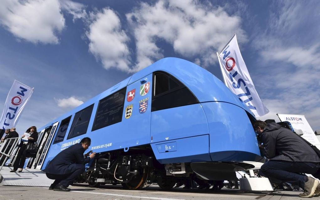 BELFORT. Tijdens Innotrans, een handelsbeurs voor de spoorwegindustrie, bekijken bezoekers een nieuwe regionale trein die is geproduceerd door de Franse treinenbouwer Alstom. beeld AFP, John Macdougall