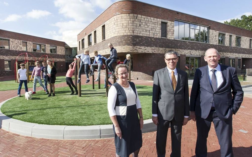 V.l.n.r. Bep Jansen, Bram Prins en Piet Westerlaken voor het gebouw van de nieuwe Rehobothschool in Barneveld. „Doordat De Klimboom onder één dak zit met Rehoboth Onderwijs en Zorg, kunnen we hun betere zorg en begeleiding bieden.” beeld RD, Anton Dommerh