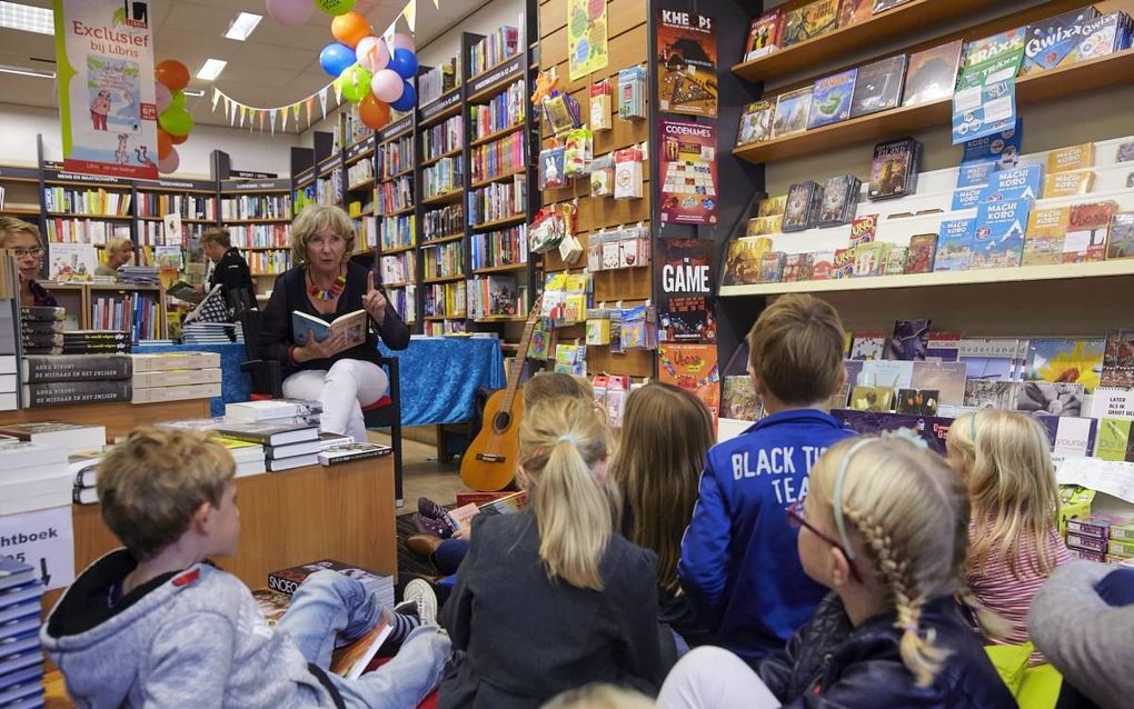 Vivian den Hollander leest tijdens de Kinderboekenweek voor in De Algemene Boekhandel in Amersfoort. beeld Jaco Klamer