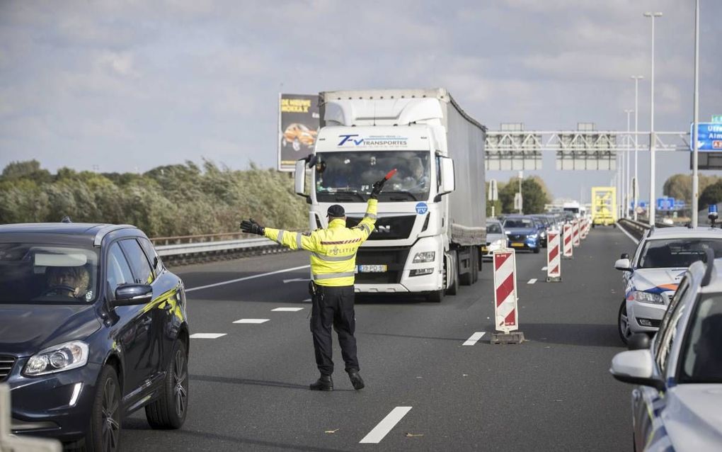 De Merwedebrug is deze dagen een bron van onrust voor veel mensen. Sinds dinsdag mogen truckers en buschauffeurs de brug bij Gorinchem niet meer over. Er zijn scheurtjes in de 55 jaar oude brug gevonden. Minster Schultz (Infrastructuur) zei  gisteren haas