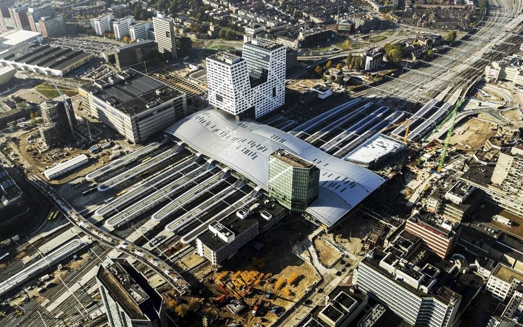 De ontknoping van de sporen rond Utrecht Centraal is bijna klaar. Ook de nieuwe stationshal en perrons kregen vorm. De gemeente Utrecht is nu nog druk met de nieuwe bus- en sneltramhaltes (middenonder). ANP-fotograaf ANP Remko de Waal vloog over het stati