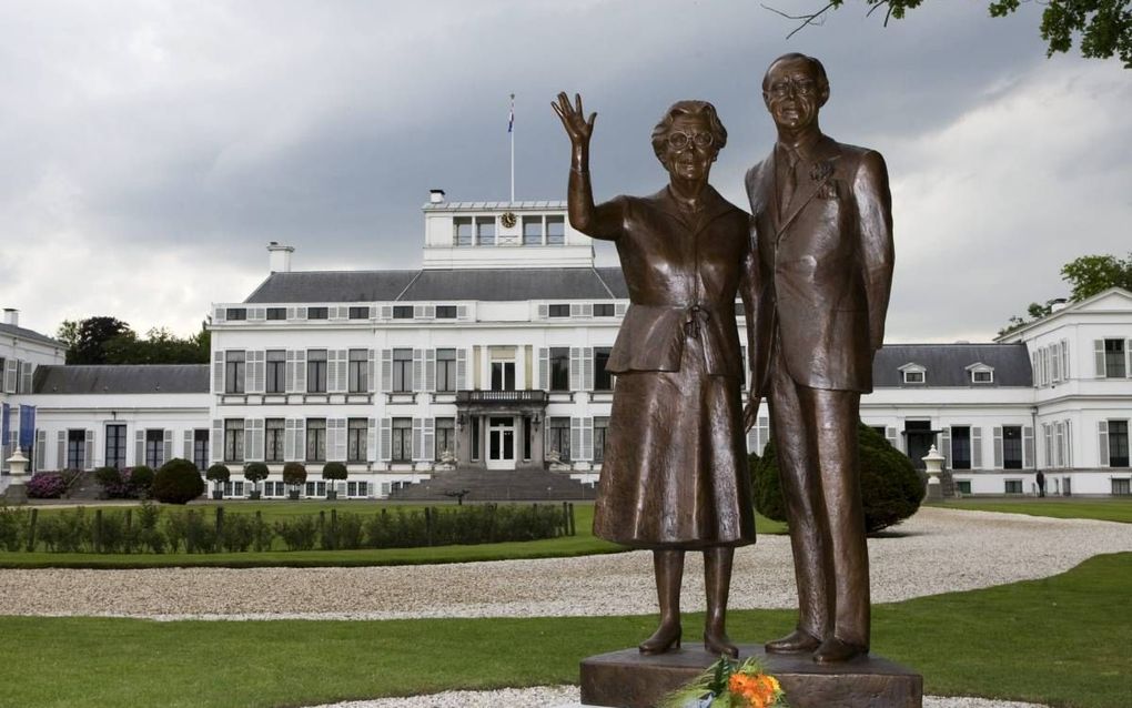 Koningin Beatrix onthulde beelden van haar ouders in de voortuin van Soestdijk. beeld ANP, Marcel Antonisse