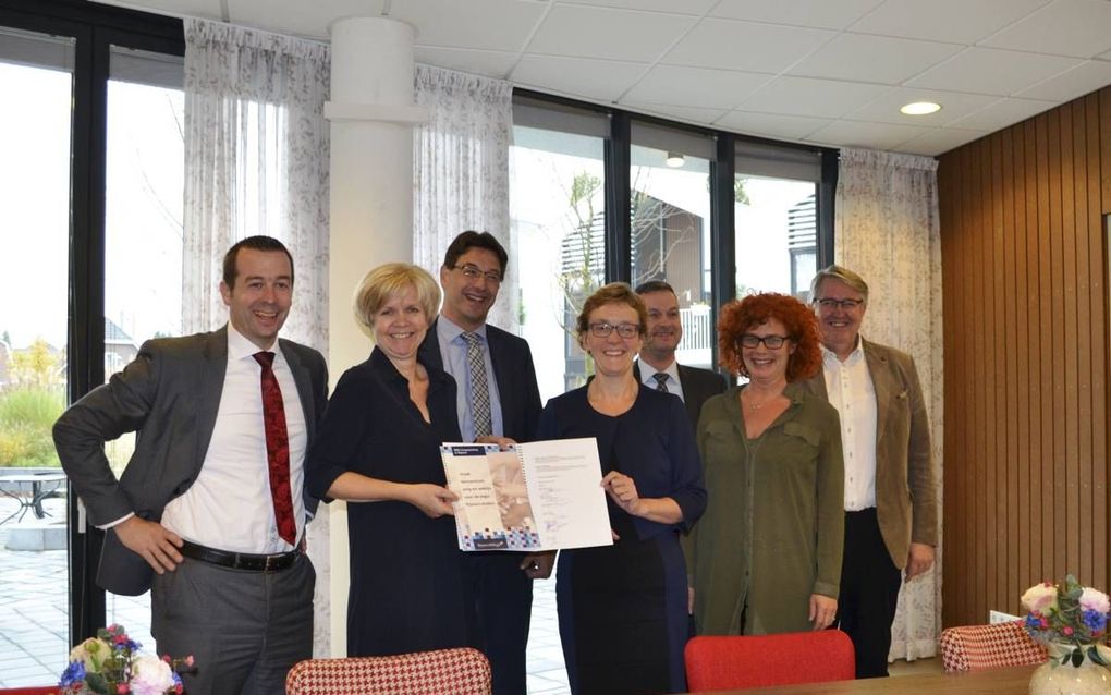 V.l.n.r. Georg Lindhout (Hoornbeeck College), Carla Kerkdijk (Carint Reggeland), wethouder Tijhof, Maayke Bergman (ROC van Twente), Jan Boertje (SVRO), Anja Winkelaar (Baalderborggroep) en Mandrie van den Berg (gemeente Rijssen-Holten) met de overeenkomst