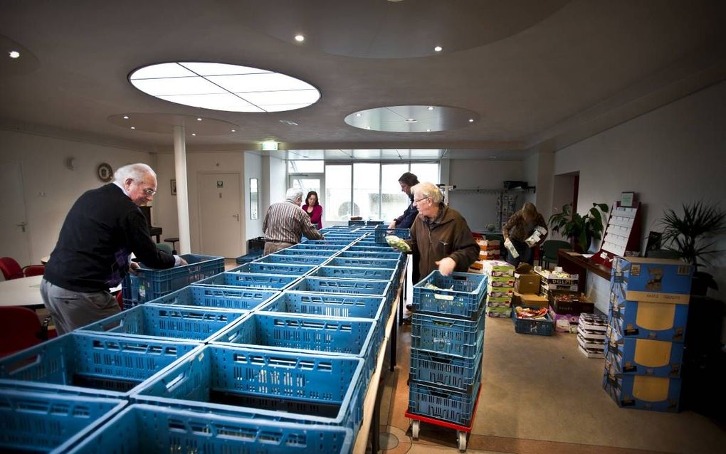 Voedselbank in Leiden, die mede wordt ondersteund door de plaatselijke christelijke gereformeerde kerk. Eind vorig jaar telde Nederland 162 voedselbanken. Daarvan maakten 88.000 mensen, onder wie 34.000 kinderen, gebruik. beeld RD, Henk Visscher