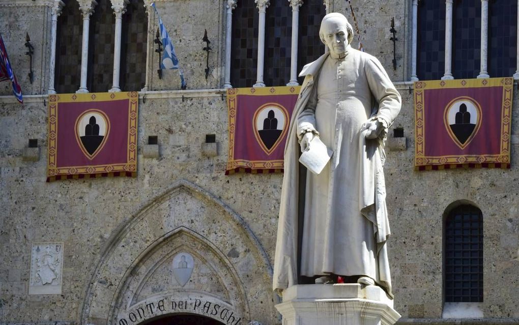 Standbeeld voor het kantoor van Monte dei Paschi in Siena. beeld AFP, Guiseppe Cacace