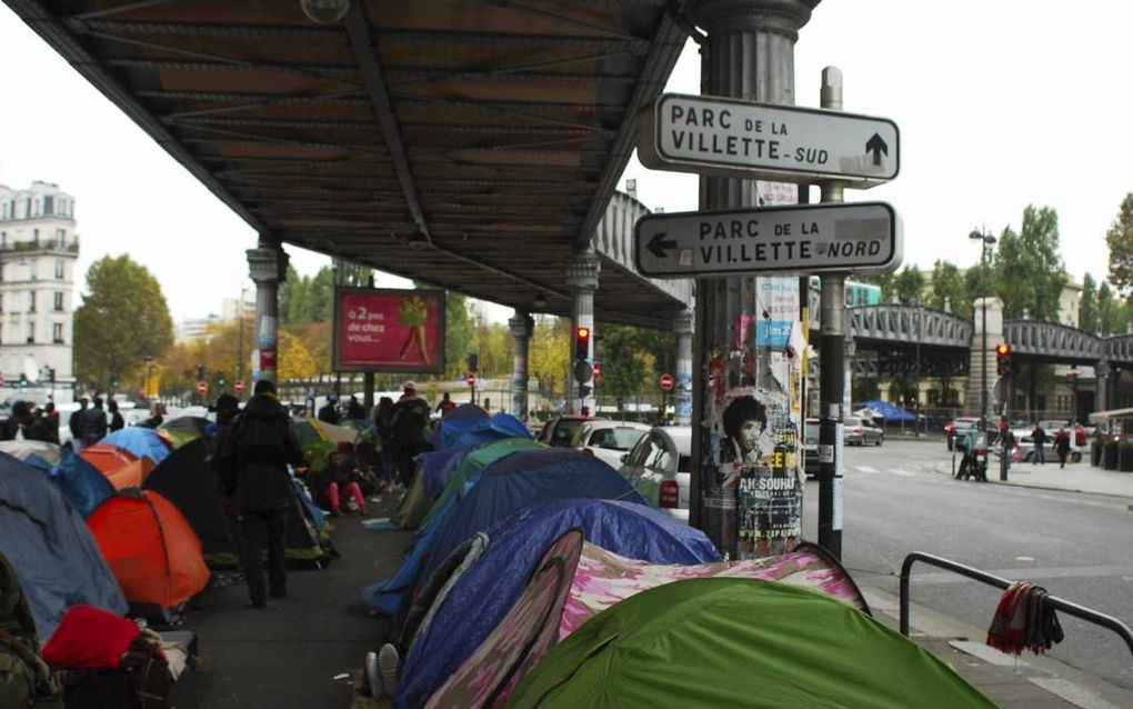 Migranten voor wie geen plaats is in officiële noodopvang slapen in Parijs onder viaducten en bruggen. beeld Mark Heijster