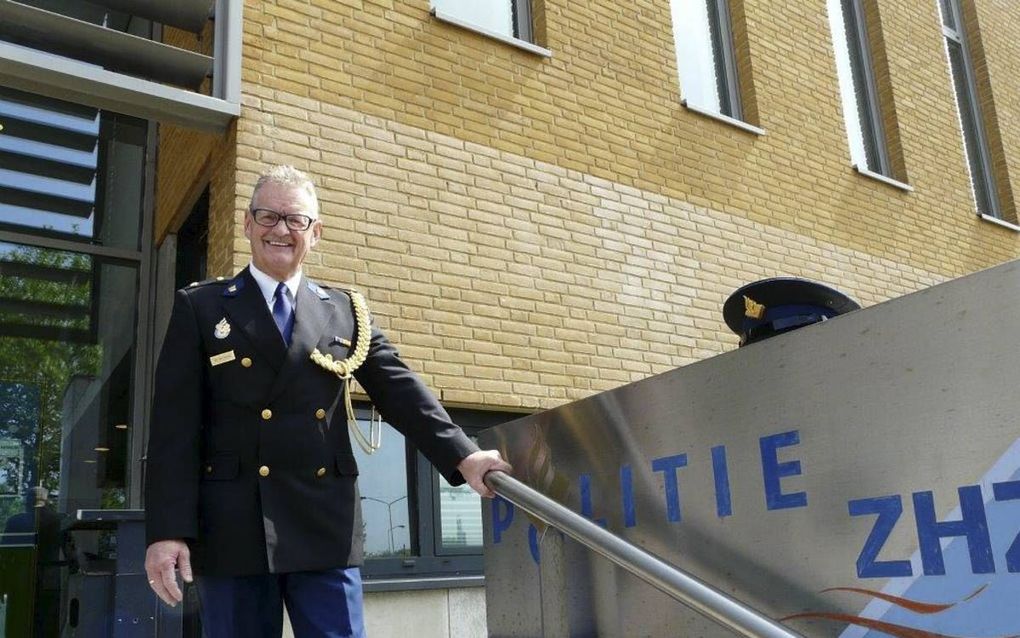 Johan den Hartog (60) uit Leerbroek nam onlangs afscheid bij de politie. „Door eerlijk en betrouwbaar te zijn en menselijk leiding te geven, kon ik iets van mijn geloof doorgeven.” beeld André Bijl