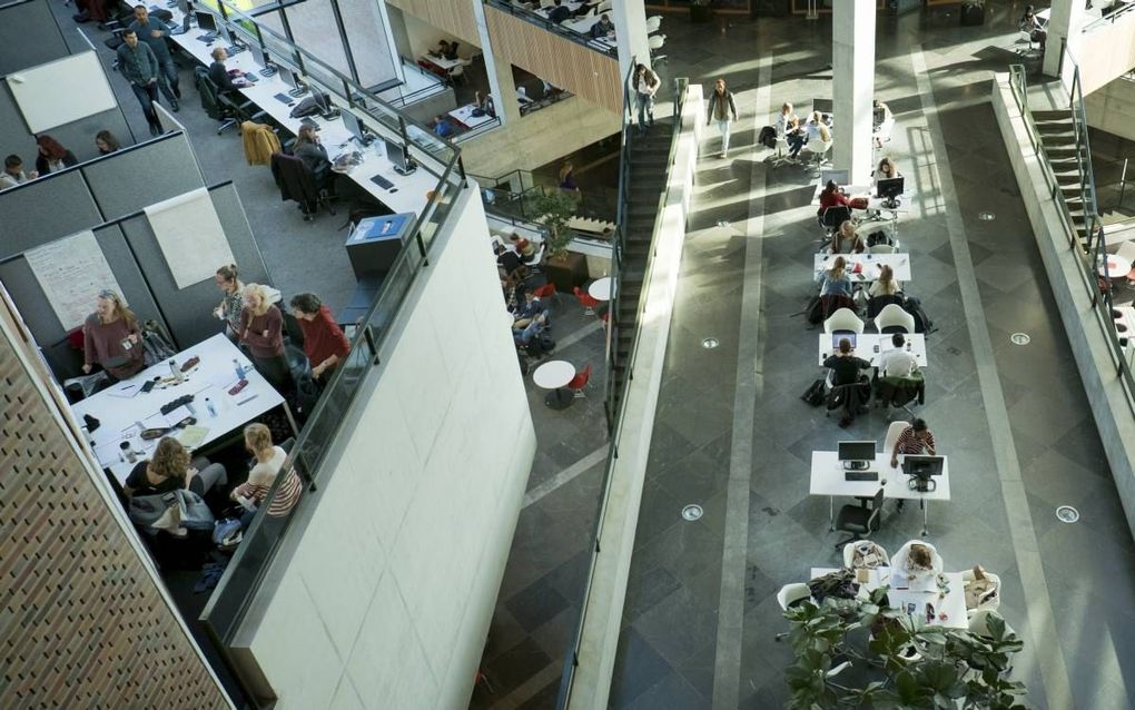 Studenten aan het werk in het Forumgebouw van Wageningen University. beeld Niek Stam