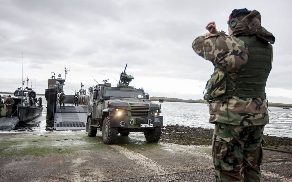 Een Duits pantservoertuig verlaat een Nederlandse landingsvaartuig. Nederlandse mariniers trainen Duitse militairen op Texel. beeld Sjoerd Hilckmann/MCD