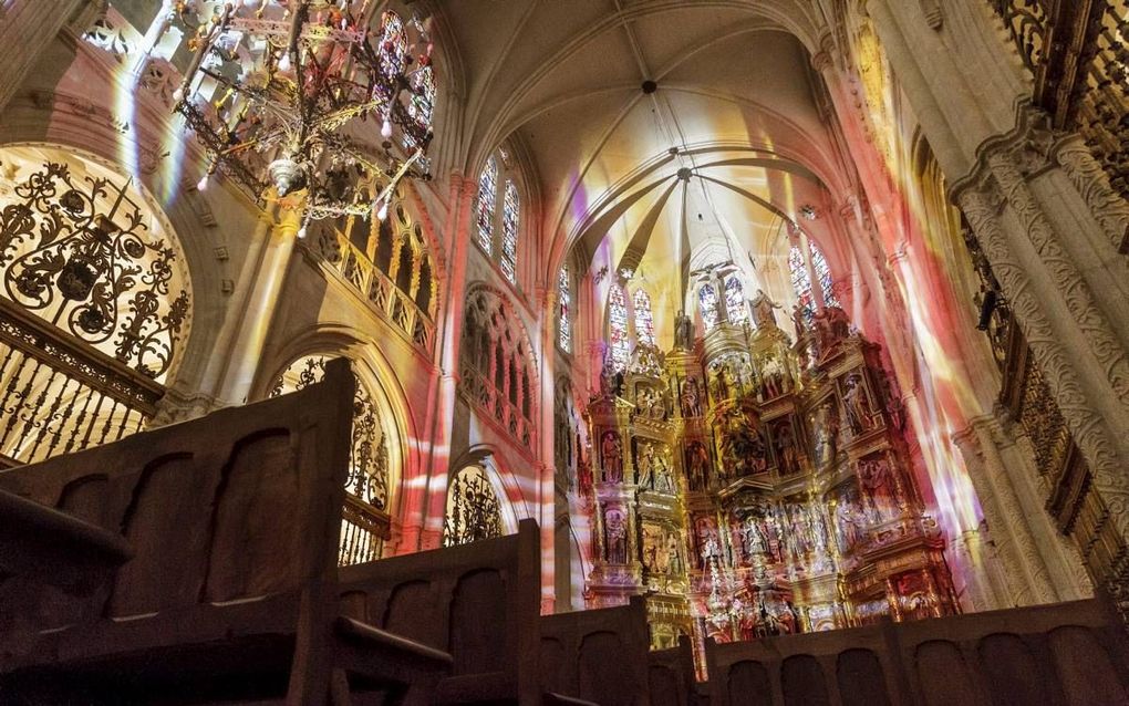 BURGOS. In de kathedraal van het Noord-Spaanse Burgos is deze week een lichtkunstwerk te zien. Het interieur van de kerk wordt verlicht met een installatie van de Oostenrijkse kunstenaar Victoria Coeln.  beeld EPA, Santi Otero