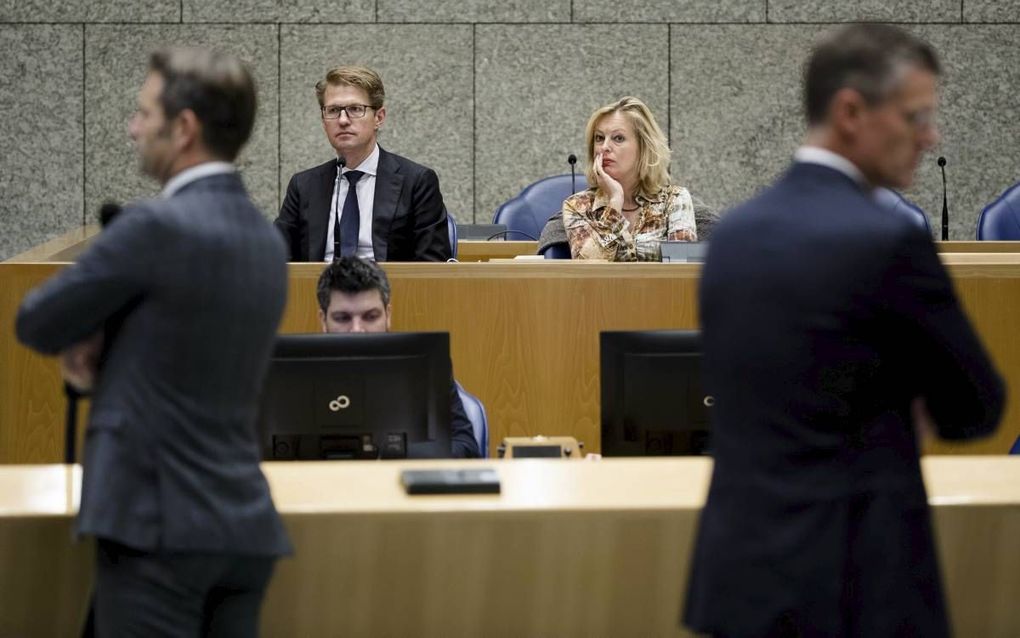 Staatssecretaris Dekker en minister Bussemaker zitten achter de regeringstafel tijdens het debat over de Onderwijsbegroting. Links staat CDA-Kamerlid Rog en rechts VVD-Kamerlid Duisenberg. beeld ANP, Bart Maat