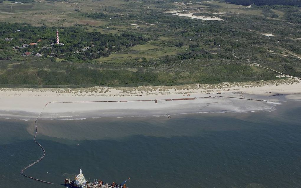 Zandsuppletie bij de kust van Burgh-Haamstede met op de achtergrond de vuurtoren Westerlicht. Rijkswaterstaat gaat met tien natuurorganisaties bekijken welke gevolgen de natuur ondervindt van het opspuiten van zand.  beeld Rijkswaterstaat