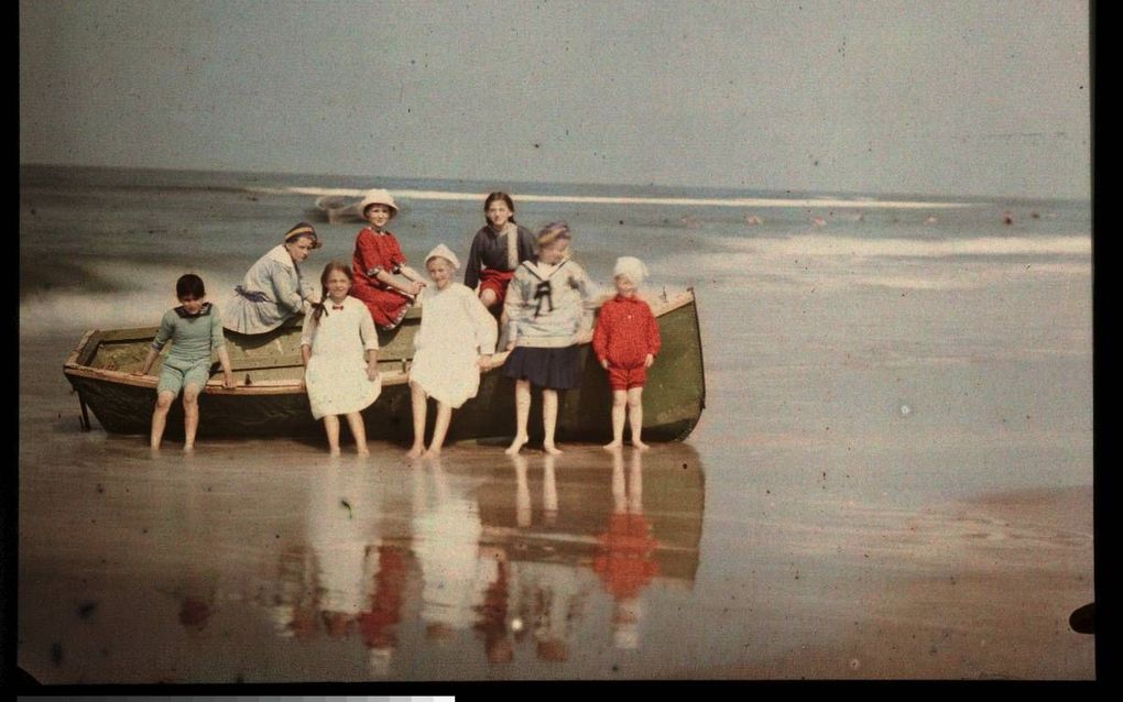 ”Kinderen bij een sloep aan het Noordzeestrand”, anoniem. beeld Rijksmuseum Amsterdam