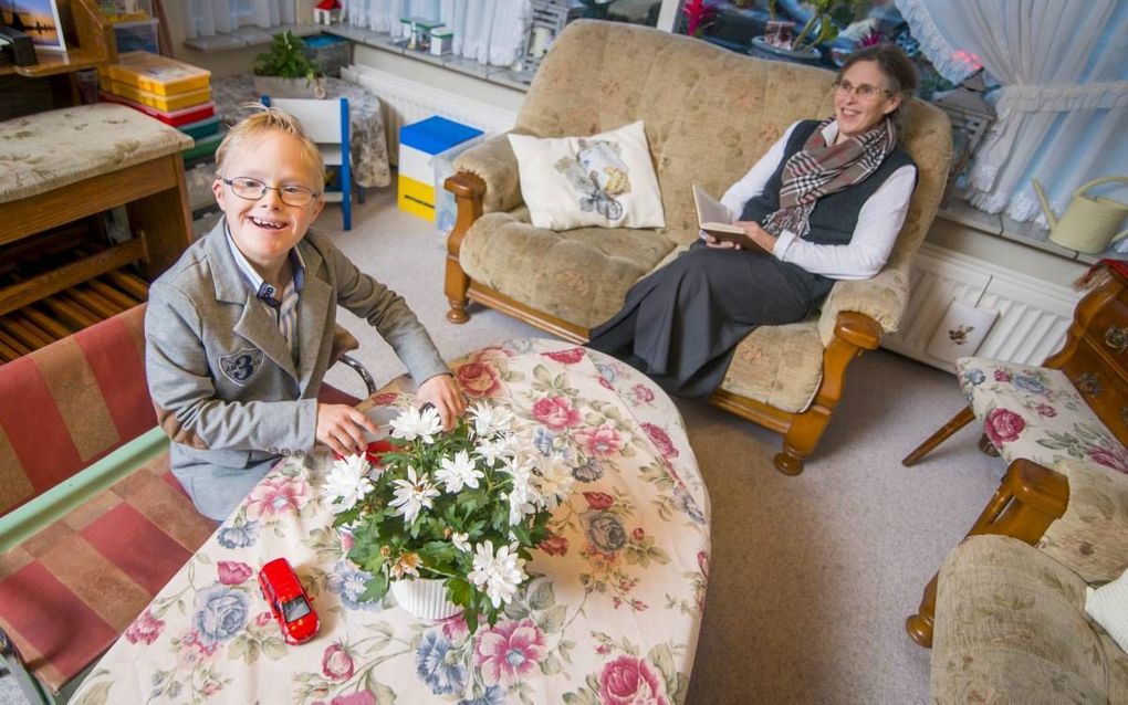 OUDERKERK AAN DEN IJSSEL. De 10-jarige Matthias, samen met zijn moeder. Zij zegt: Ik ben dankbaar dat er uiteindelijk geld beschikbaar is voor Matthias. Maar het lastige afgelopen jaar was dat het zo verwarrend was uit welke pot de zorggelden moesten kome