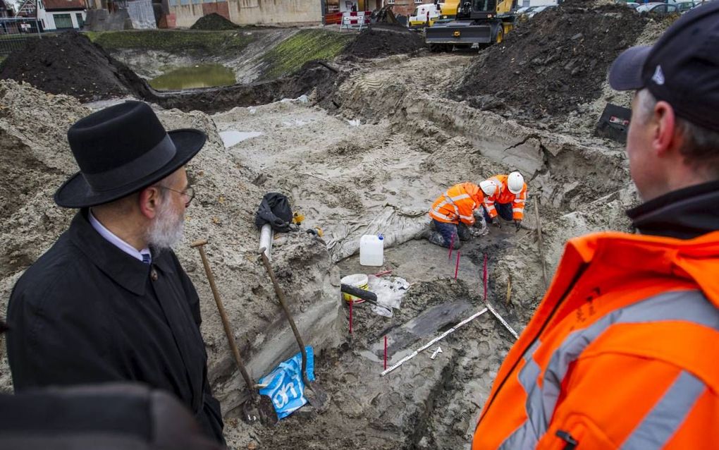 Opperrabbijn Jacobs (l.) en een opzichter zorgden maandag voor toezicht op de opgravingen van de stoffelijke resten van elf Joodse Winschotenaren. Die moeten daar ruim voor 1823 zijn begraven op een tot nog toe onbekend deel van de oude Joodse begraafplaa