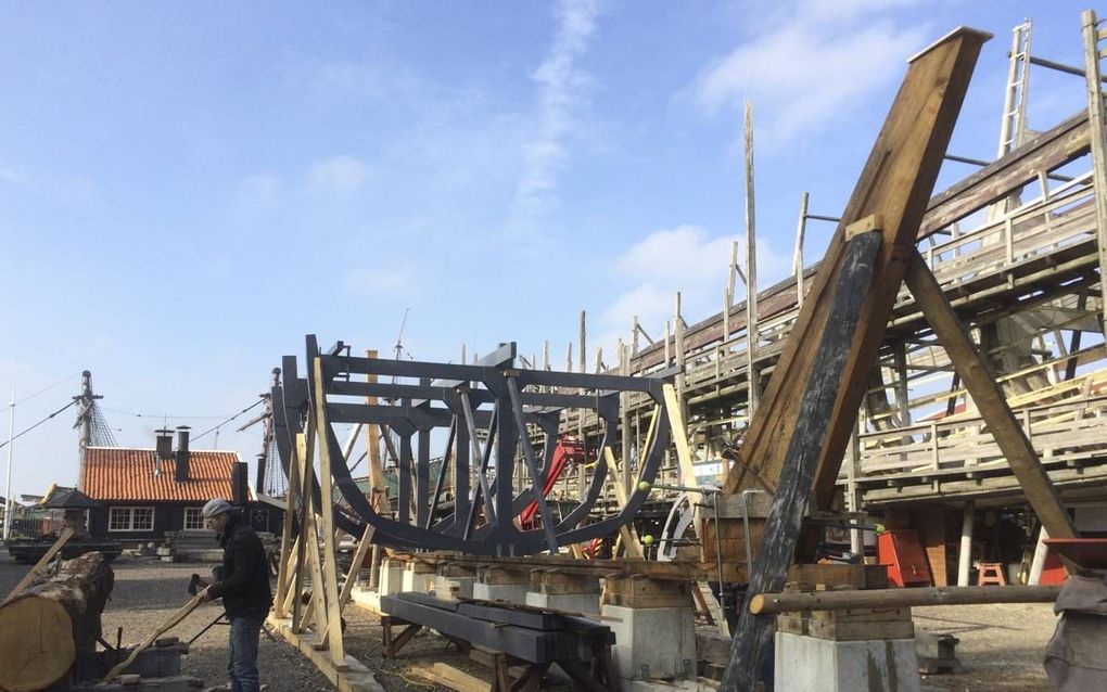 De projectgroep van de Bataviawerf heeft de kiel van het nieuwe waterschip al gelegd samen met het voor- en achtersteven. Daarop zijn hulpspanten aangebracht waartegen de scheepshuid overnaads wordt aangebracht. beeld RD