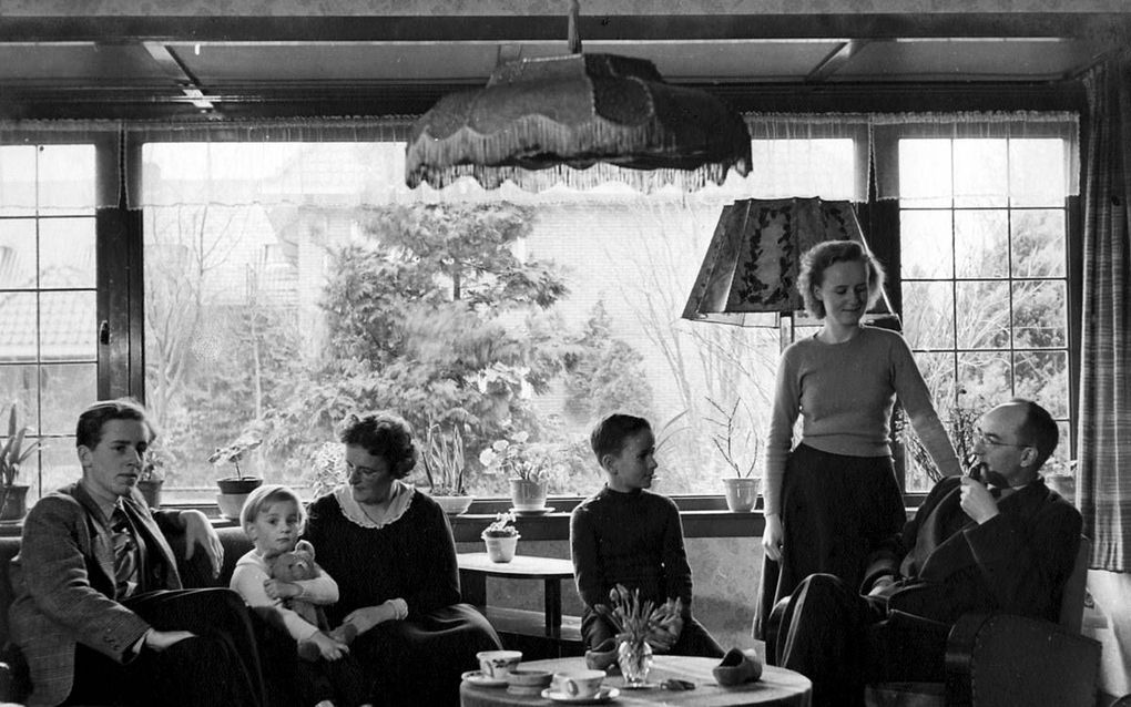 De familie Van Ruler in 1951. V.l.n.r.: Dick, Betteke, mevrouw Van Ruler- Hamelink, Kees, Anneke en A. A. van Ruler. Janneke van Ruler ontbreekt op de foto.