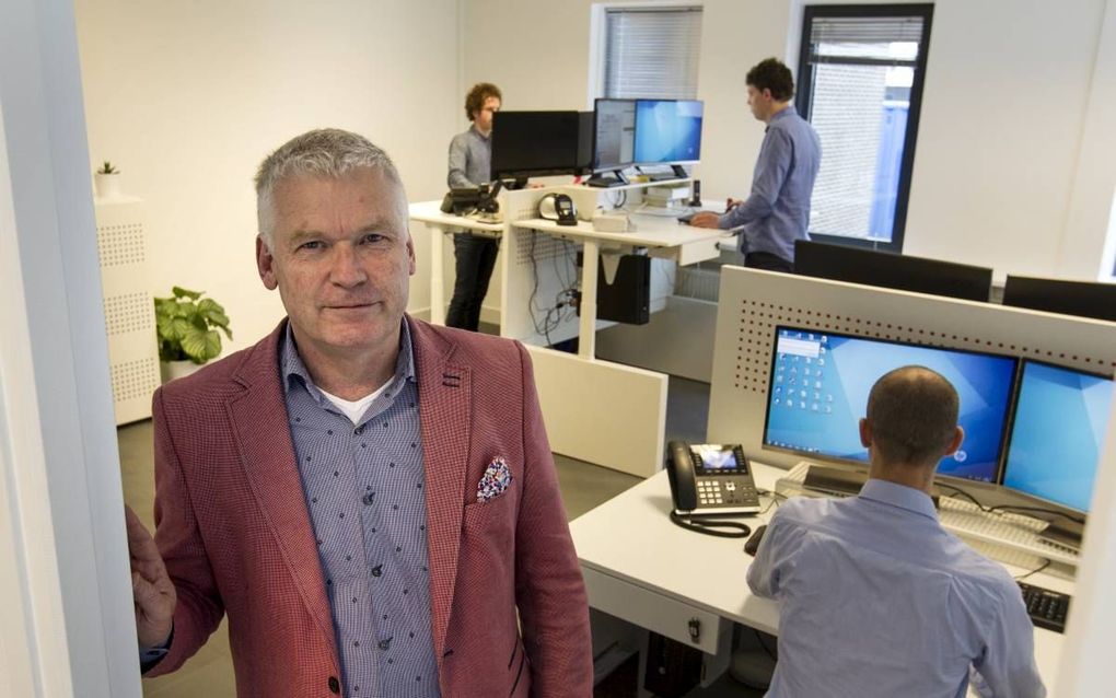 HARMELEN. Herman van Breukelen (l.) heeft in zijn accountantskantoor in Harmelen in hoogte verstelbare bureaus geïnstalleerd. Een actieve, afwisselende werkhouding, met zitten en staan, draagt er volgens hem toe bij fysieke en psychische klanchten te voor