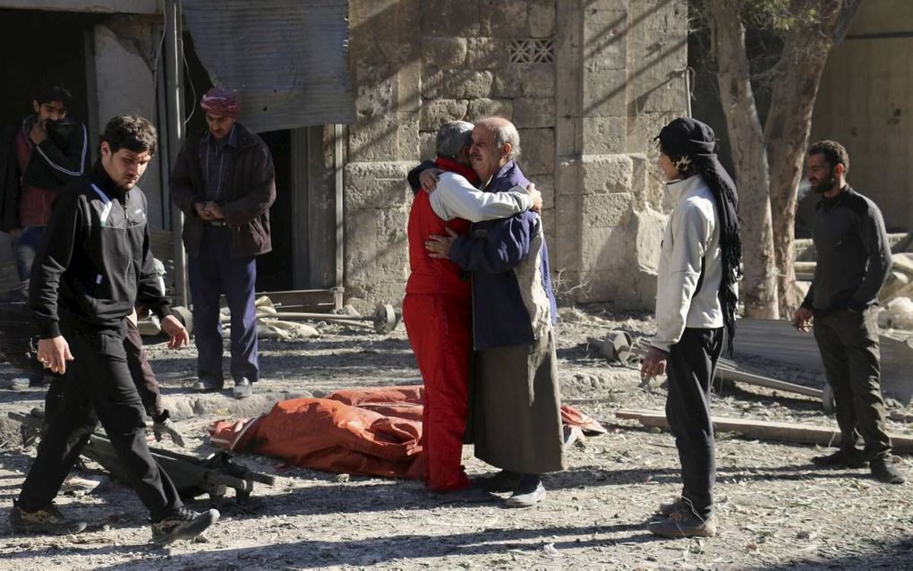 ALEPPO. Inwoners van Oost-Aleppo rouwden zaterdag om de slachtoffers die vielen na de zoveelste luchtaanval door het Syrische leger. Bij bombardementen en beschietingen kwamen dit weekeinde zeker 103 mensen om het leven in de zwaar belegerde Syrische stad