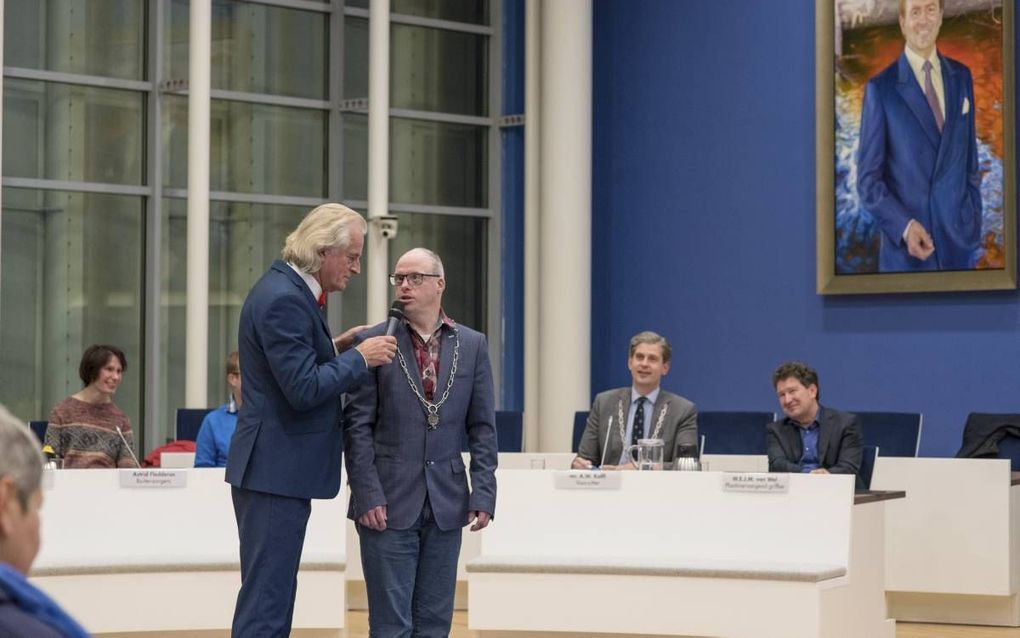 Presentator Jaap Pilon praat met Teun Weijman, ‘burgemeester’ van Stichting Buitenzorg. Gisteravond was er een bijzondere raadsvergadering van mensen met een verstandelijke beperking in Veenendaal. Burgemeester Kolff (2e van rechts) leidde de vergadering.