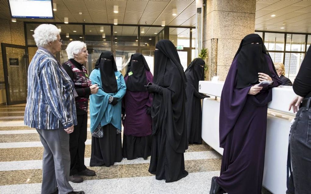 DEN HAAG. Het Kamerdebat over het boerkaverbod trok gisteren ook een tiental vrouwen aan die gekleed waren in een nikab. Zij hadden enige moeite om de beveiliging van het Kamergebouw te passeren omdat ze hun identiteitspapier moeilijk te controleren waren