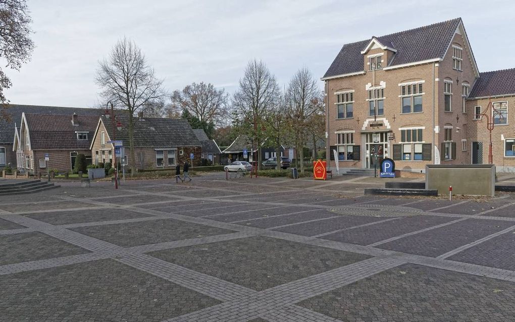 Het Tilanusplein in Vriezenveen met het Historisch Museum. De straatstenen symboliseren het centrum van Vriezenveen (de cirkel) met daaromheen de oude kavels (smal) en daar weer omheen de kavels in huidige situatie (blokken). beeld Hjalmar Guit