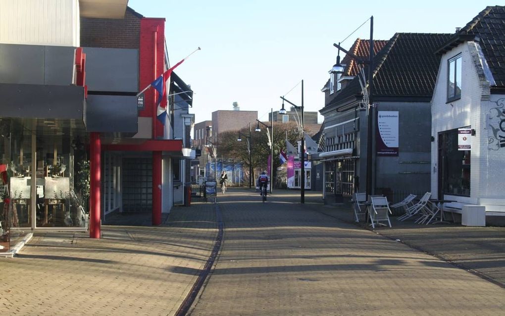 Het voorstel wandelpromenade Kerkbuurt gedeeltelijk voor auto’s open te stellen, leidde in Sliedrecht gisteravond tot een verhit debat. beeld André Bijl