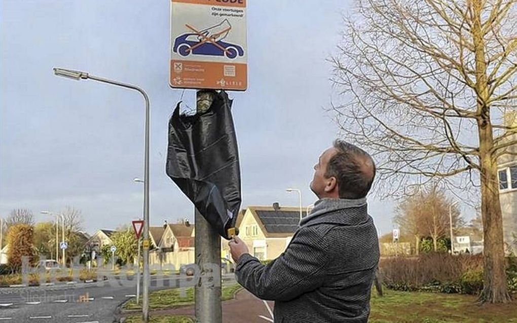 Burgemeester Van Hemmen onthult het bord over chemisch DNA. beeld Gemeente Sliedrecht