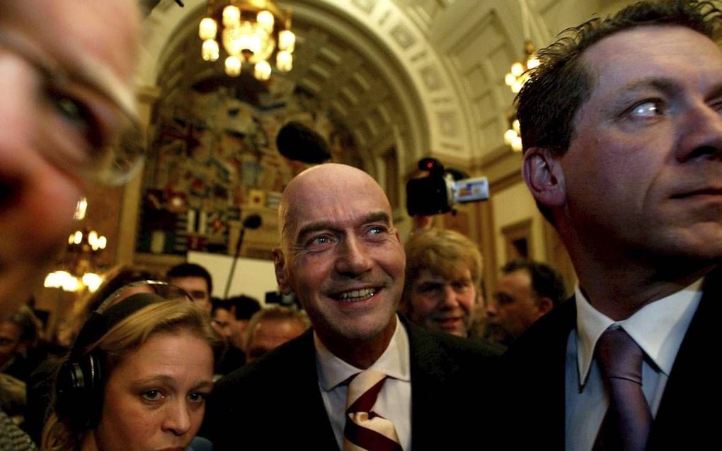 Vanuit het niets haalt Leefbaar Rotterdam in 2002 17 zetels in de gemeenteraad van Rotterdam en komt in het college. Voor het eerst na de Tweede Wereldoorlog belandt de PvdA in de oppositie. Foto: Lijsttrekker Pim Fortuyn tijdens de uitslagenavond. beeld