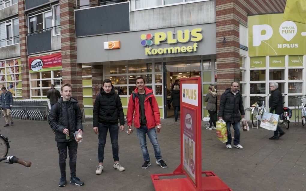 GOUDA. Scholieren steggelen met de supermarkt Plus Koornneef over het toelatingsbeleid. De eigenaar heeft voor leerlingen een kiosk gebouwd, maar het assortiment is daar beperkt, aldus de scholieren.  beeld RD, Anton Dommerholt