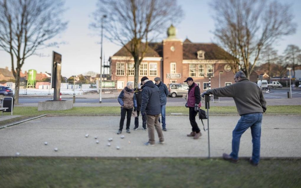 Jeu de boulesspelers voor het oude gemeentehuis van Rucphen. De VVD is al jaren een sterke partij in de Brabantse gemeente. Bij de laatste raadsverkiezingen haalde de partij het grootste percentage stemmen van het hele land. beeld Sjaak Verboom